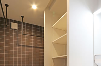 夜でも洗濯できる室内物干しスペース