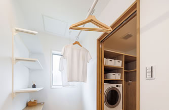 夜でも洗濯できる室内物干しスペース
